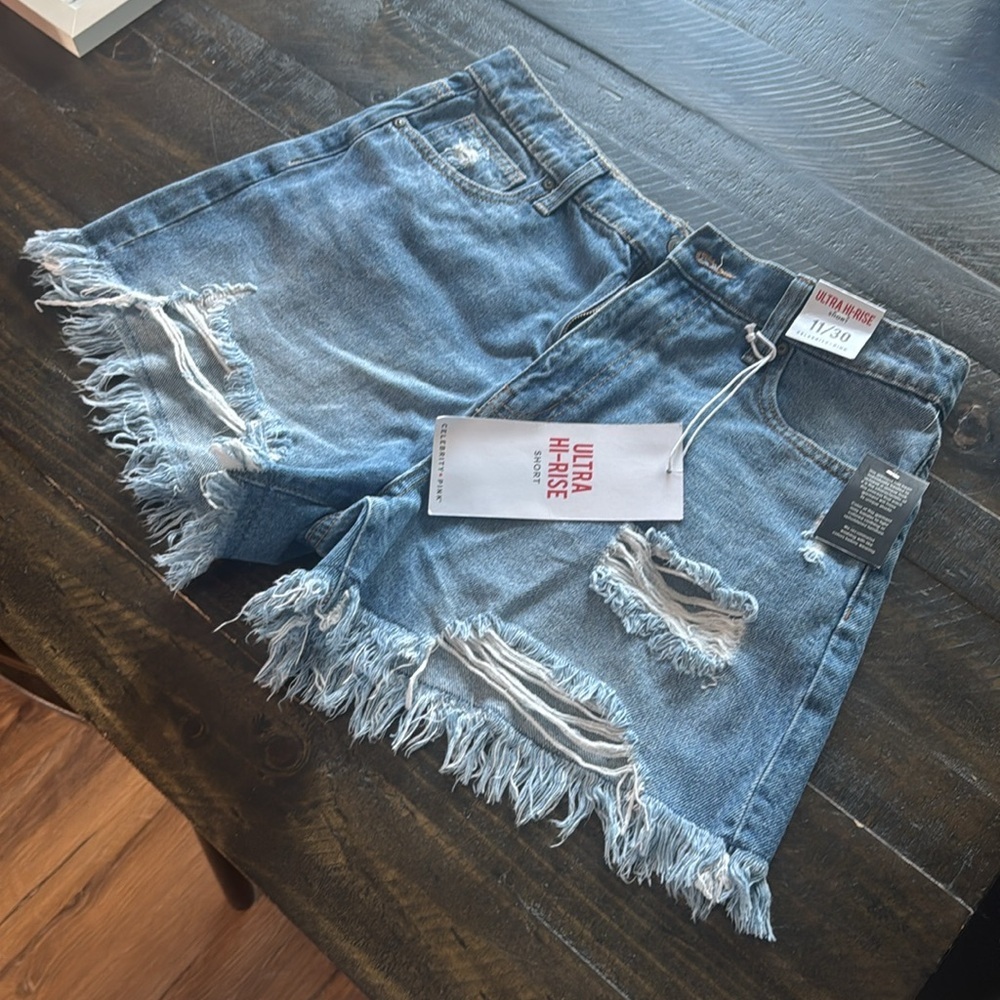 Celebrity Pink NWT Ultra High Rise frayed Shorts Size: 30 / 11 - Picture 2 of 11